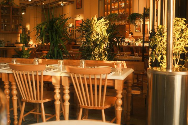 Délice de clafoutis aux prunes : préparez une pâte légère et aérienne pour un dessert inoubliable !